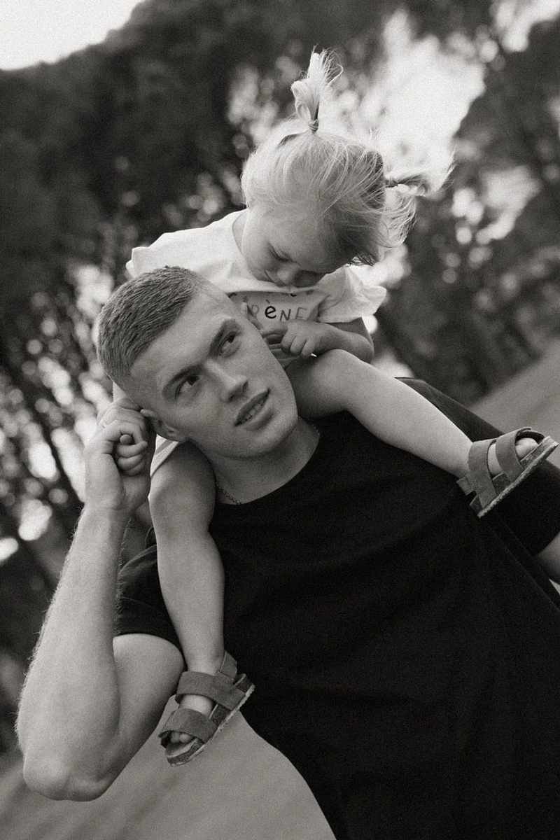 Довбик із 2-річною дочкою