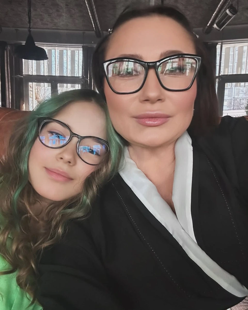 Олена Мозгова позує зі своєю молодшою донькою