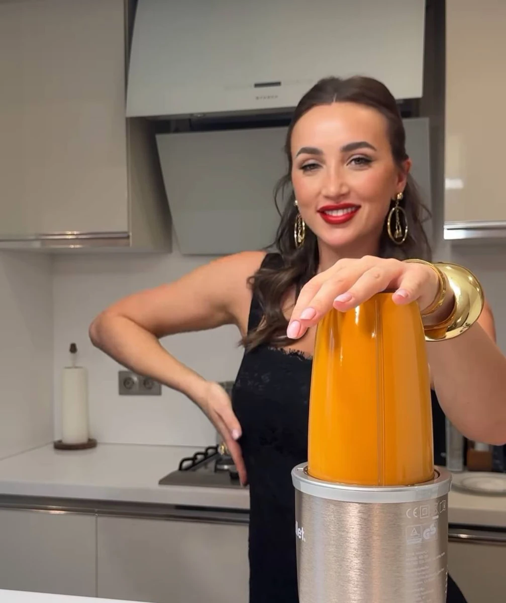 Поки Різатдінова ефектно і красиво робить соус, за її спиною вариться паста