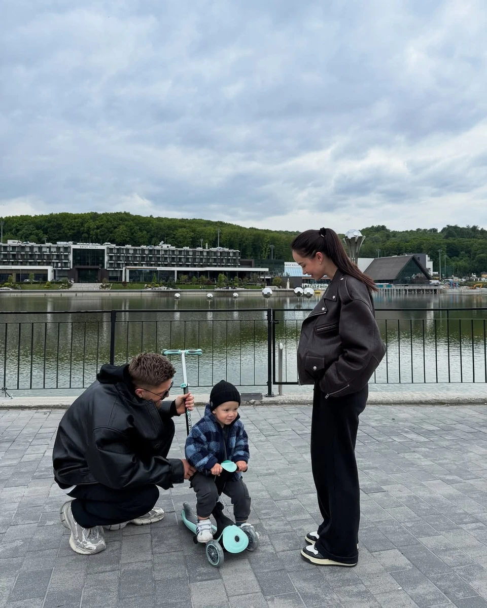 Таня Парфільєва показалася на прогулянці з сином і чоловіком