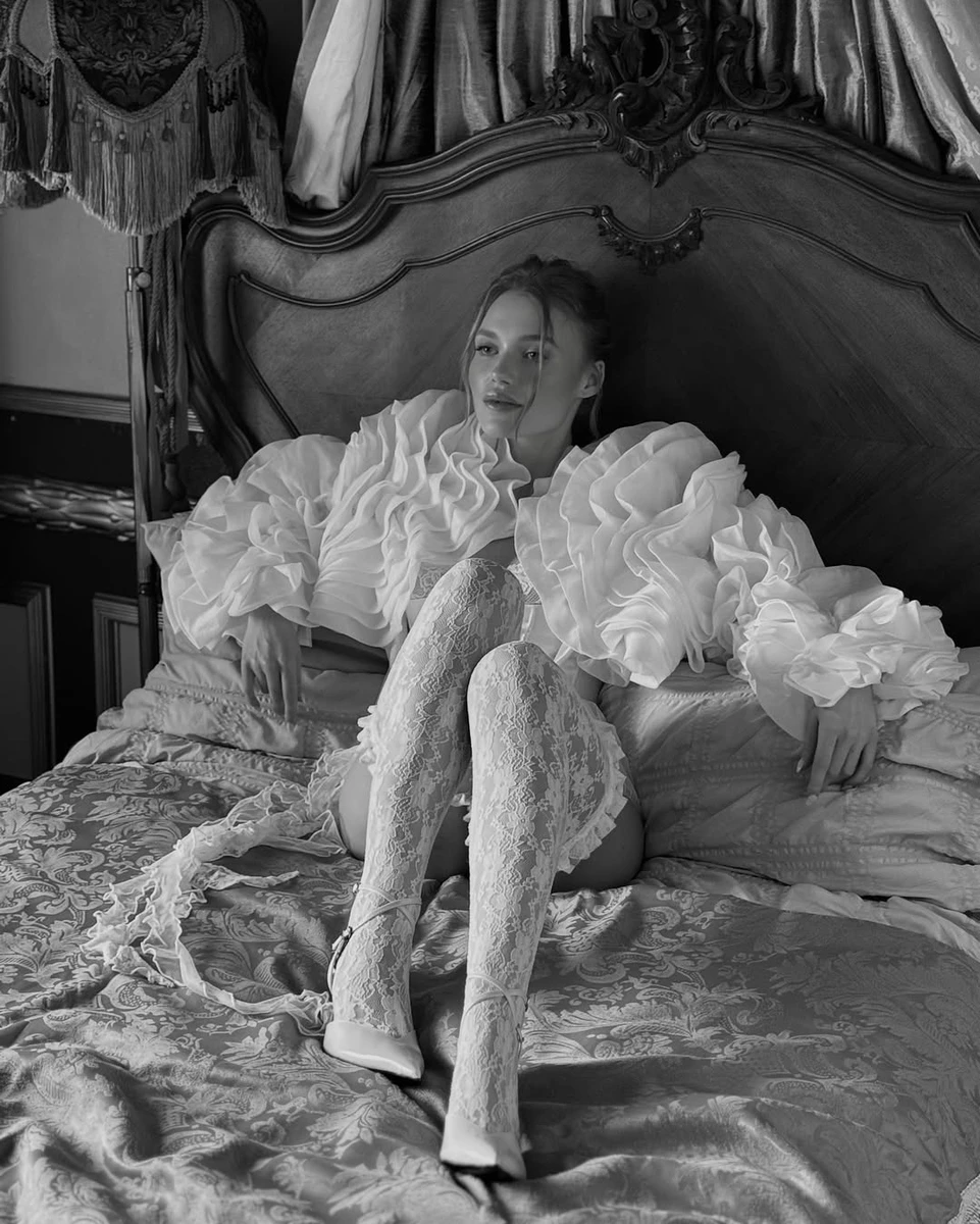 Фіналістка Холостяка 13 Юзьвак у мереживі з голими стегнами полежала на ліжку