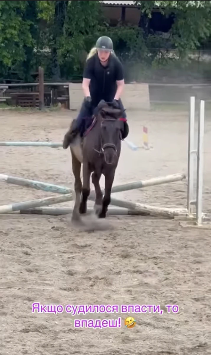 Камалія на коні не змогла правильно стрибнути і впала