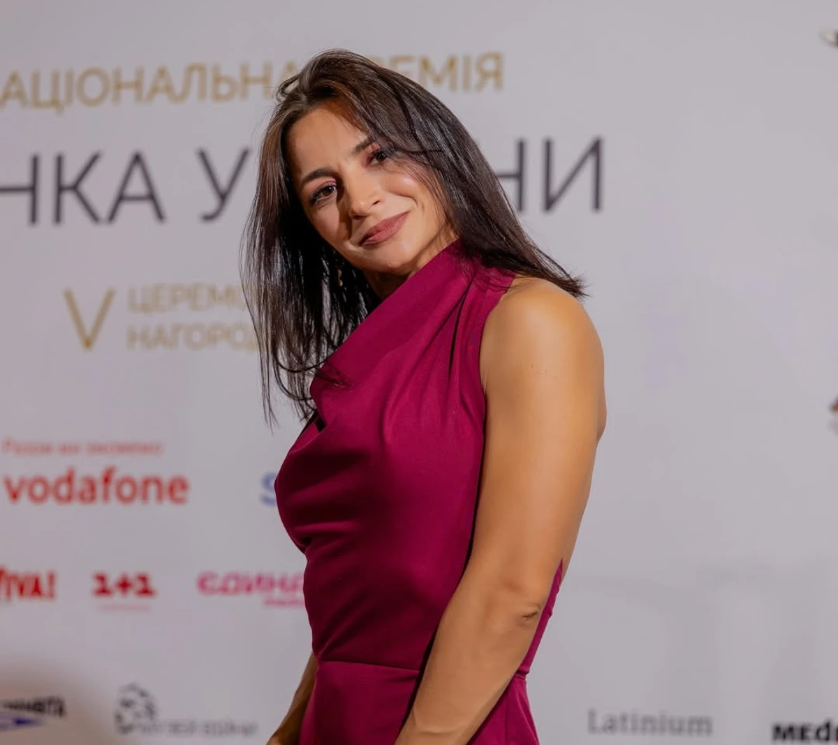 Гвоздьова в сукні попозувала на заході