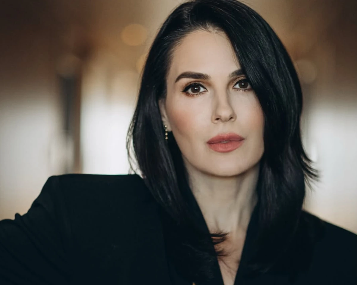 Маша Єфросиніна позує для фото