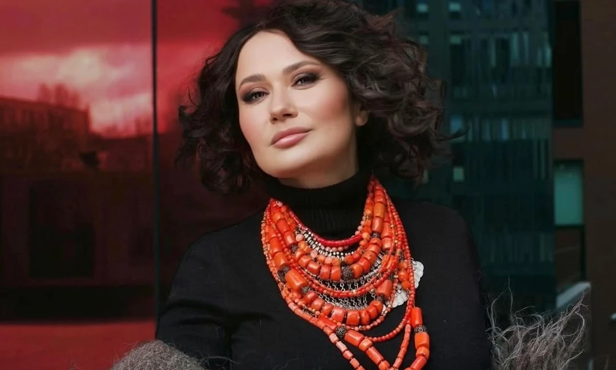 Олена Мозгова позує для фото