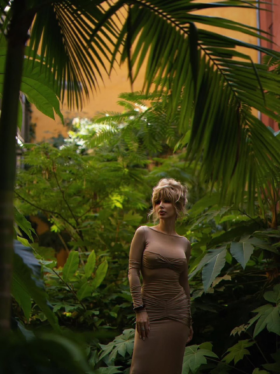 Світлана Лобода в сукні серед зелені