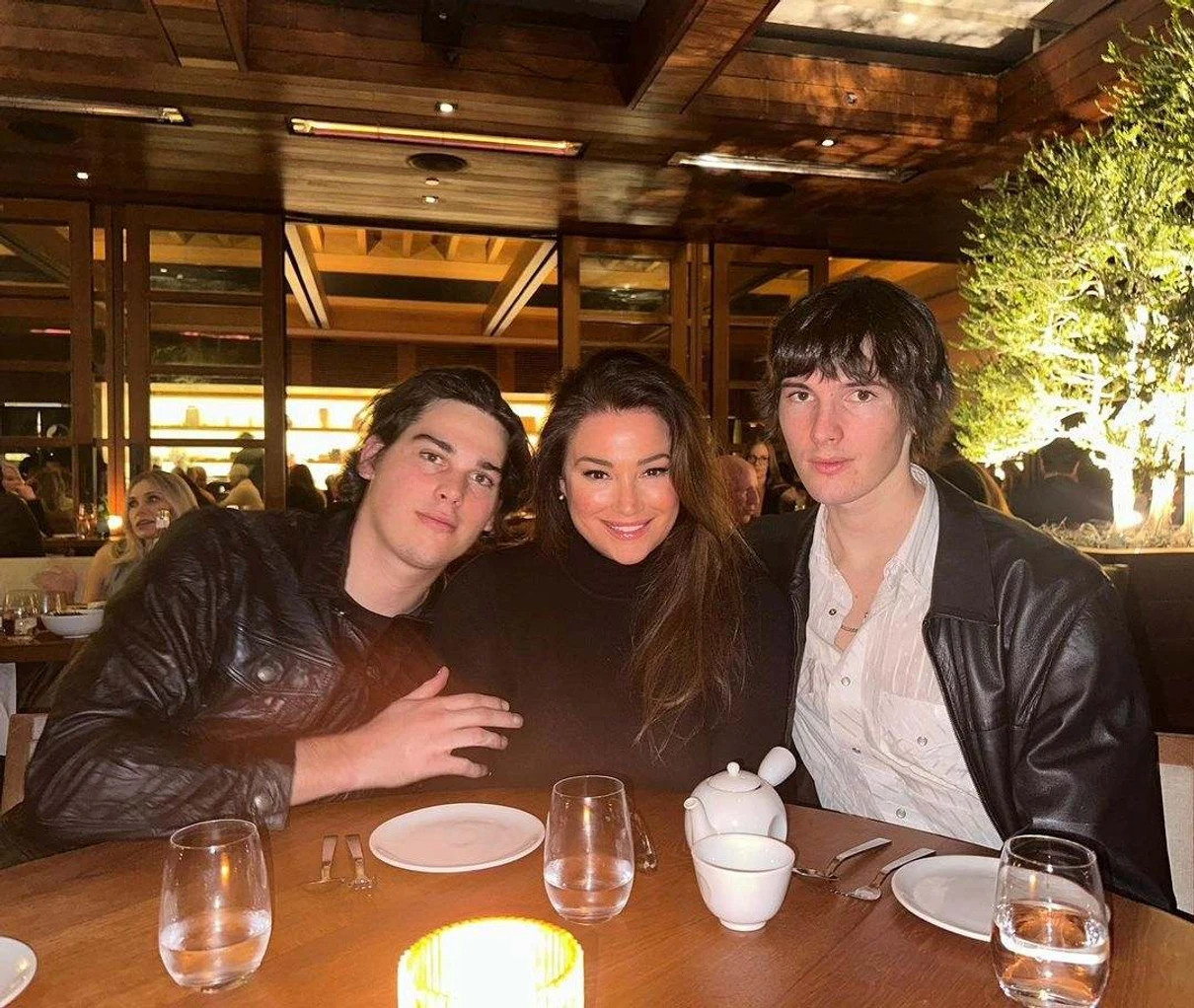 Дружина Пірса Броснана з дітьми