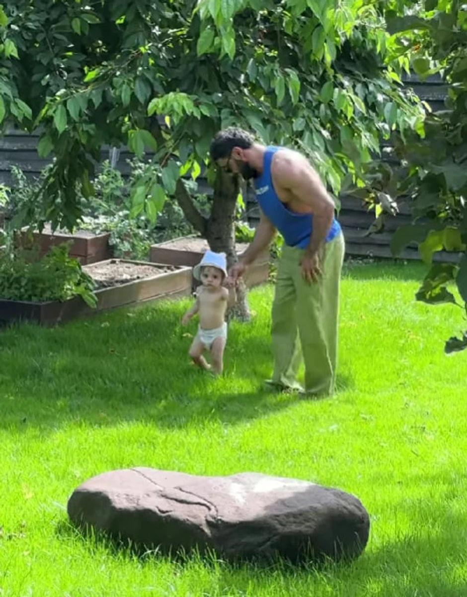 Віталій Козловський з сином на прогулянці