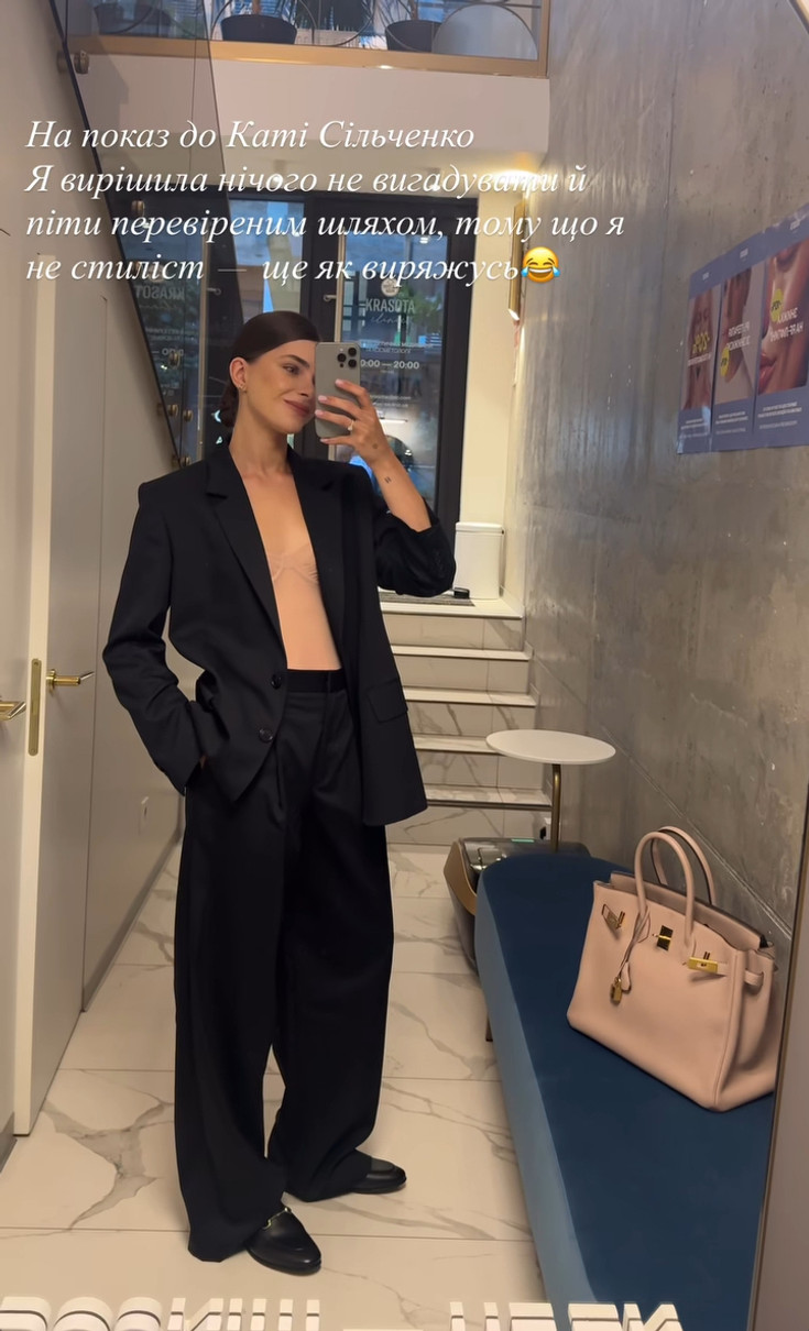 Дружина Остапчука у стильному костюмі похвалилася стрункістю на показі мод