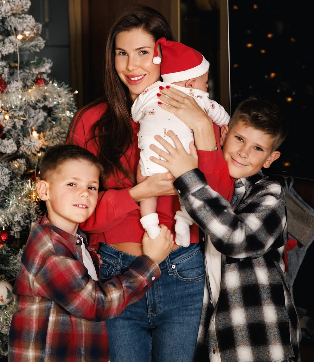 Дружина Реброва замилувала новорічними фото усіх синів