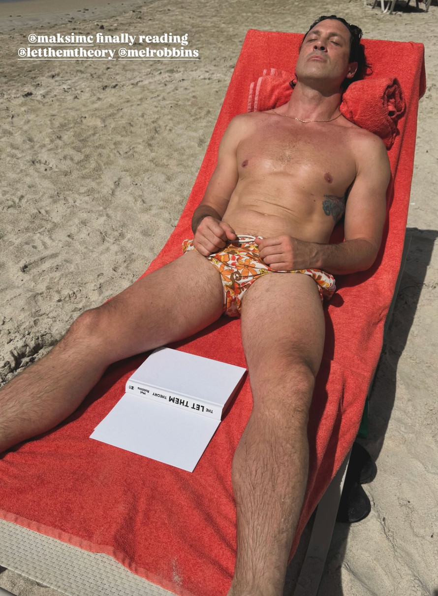 Макс Чмерковський посвітив тілом на пляжі з книгою