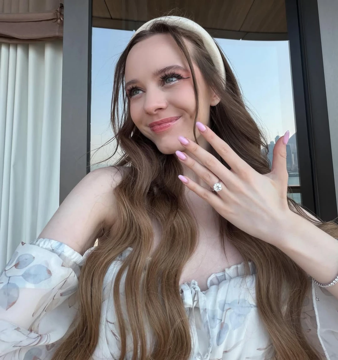 Зірка Школи Ірина Кудашова похвалилася обручкою в Японії