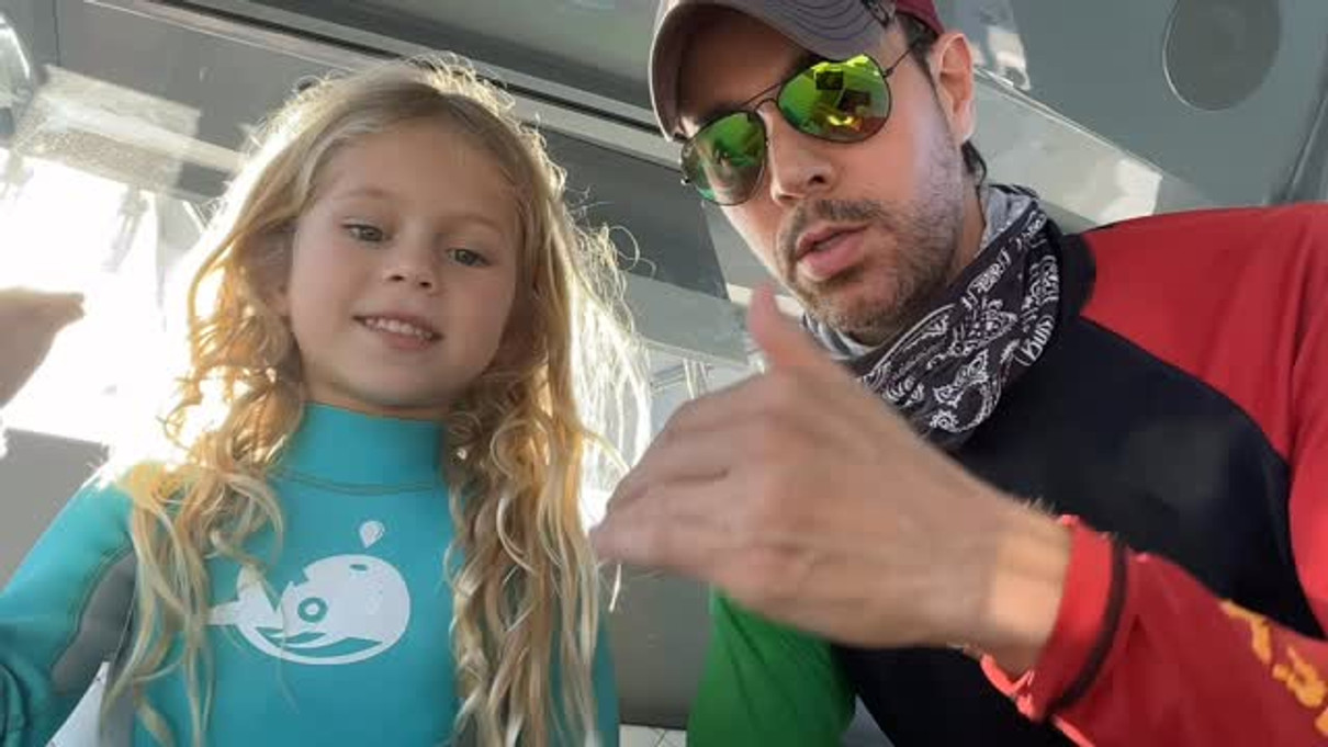 Енріке Іглесіас з дочкою на відео