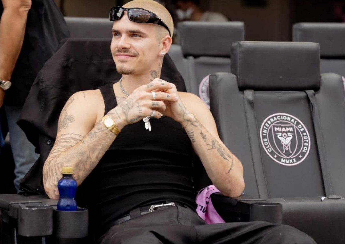 Ромео Бекхем позує для фото