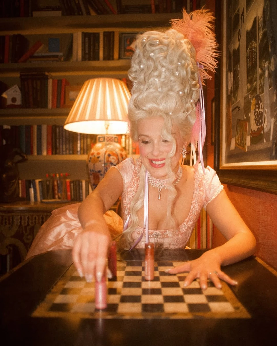 Міллі Боббі Браун попозувала в образі Марії Антуанетти