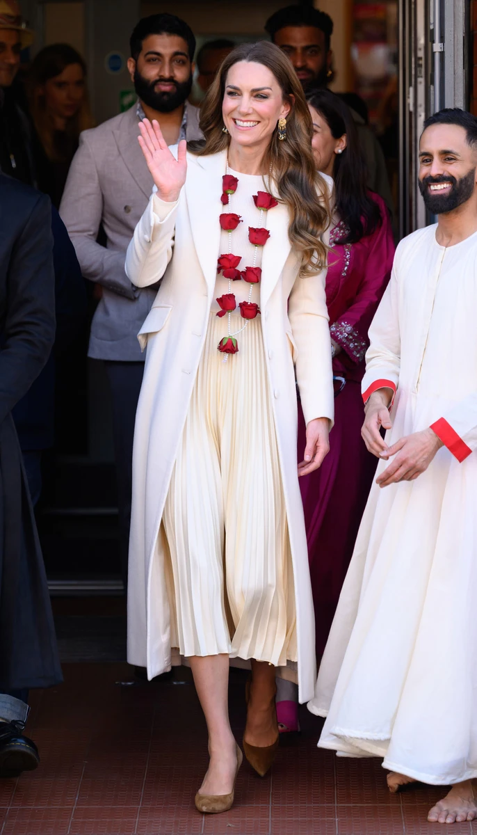Кейт Міддлтон у кремовому луці та з трояндами на шиї попозувала на івенті