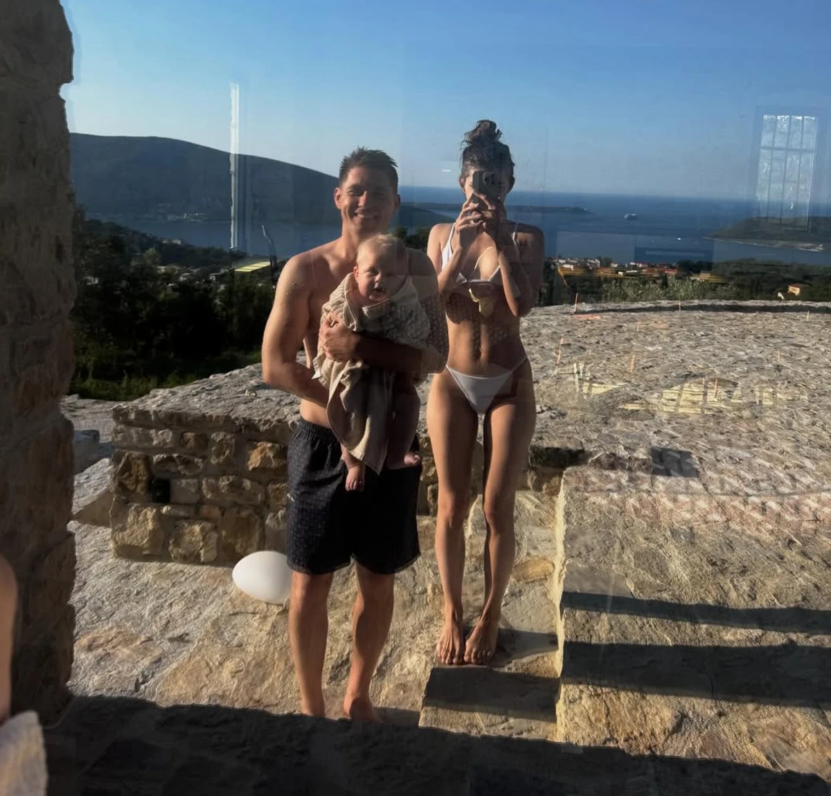 Дружина Остапчука у бікіні показалася з чоловіком і сином