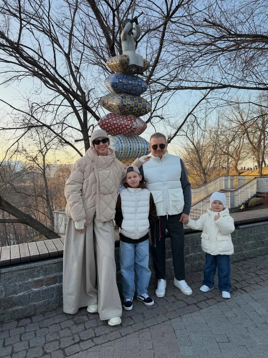 Горбунов та Осадча попозували з синами для фото