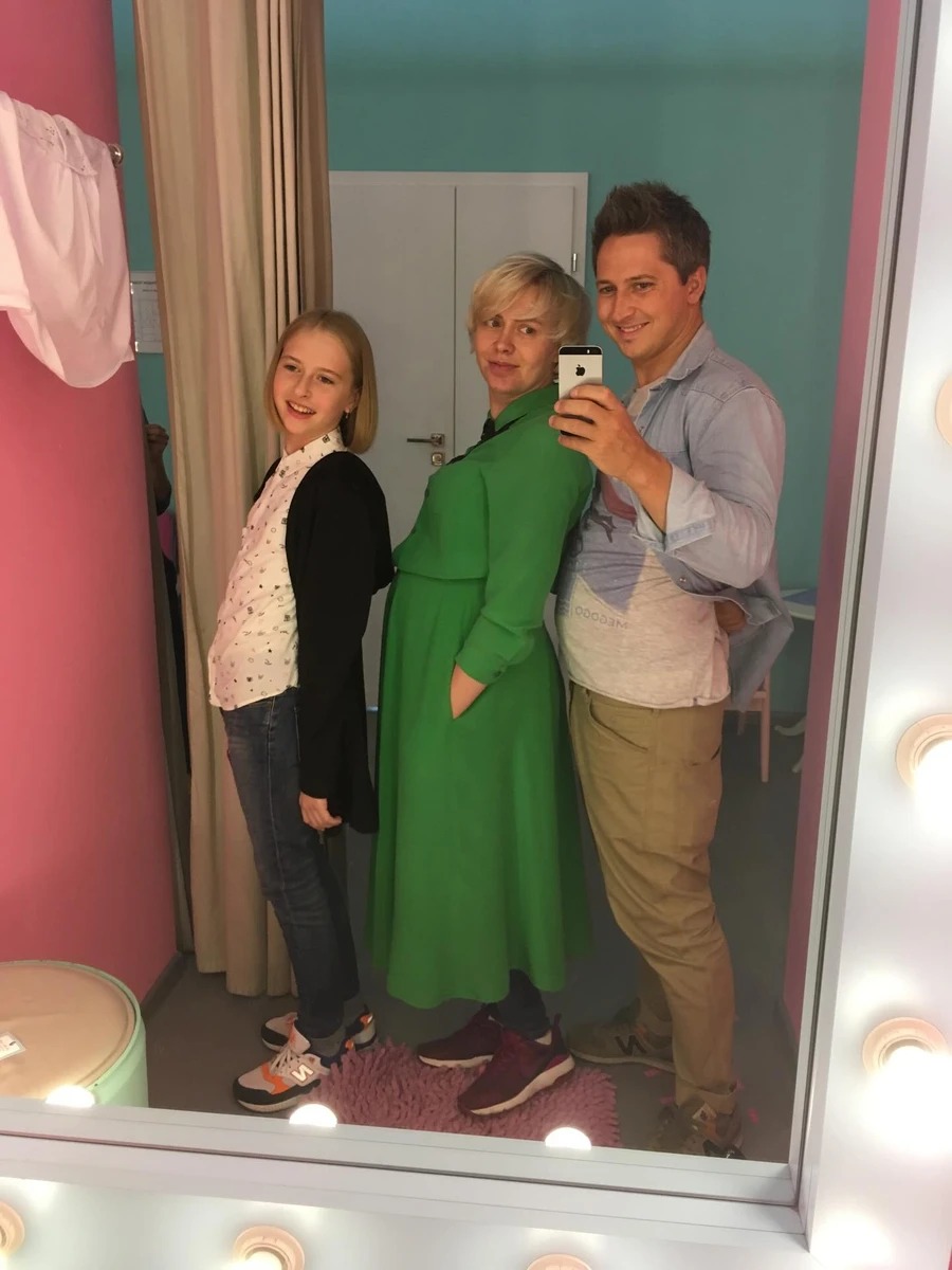 А це Педан у 34 з вагітною сином дружиною Інною та дочкою Лерою 