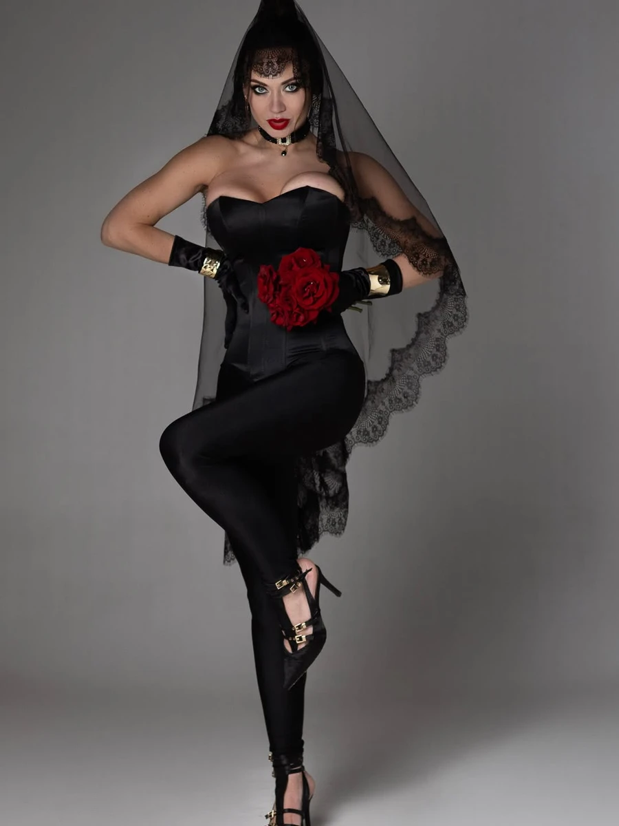 Анна Саліванчук блиснула тілом у лосинах і корсеті