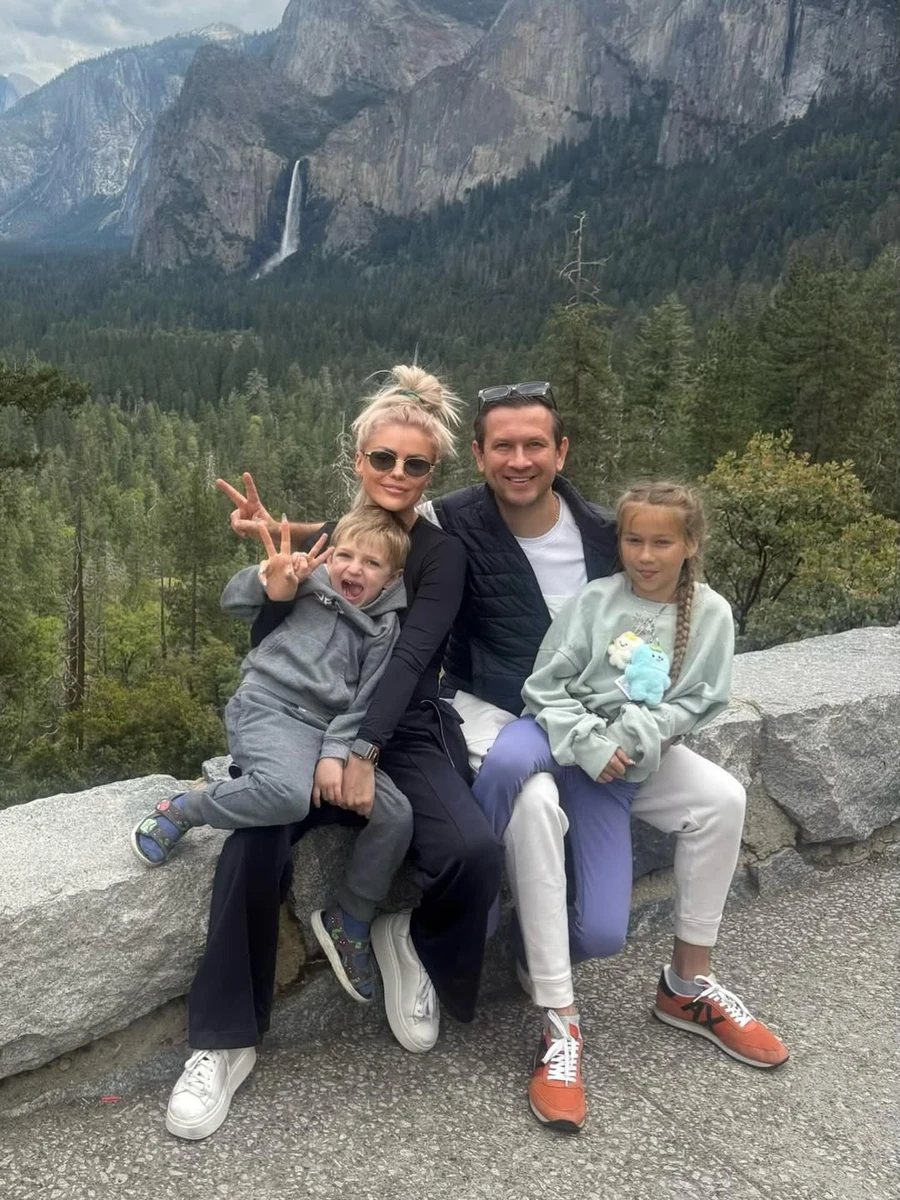 Дмитро Ступка показався з коханою та дітьми у США