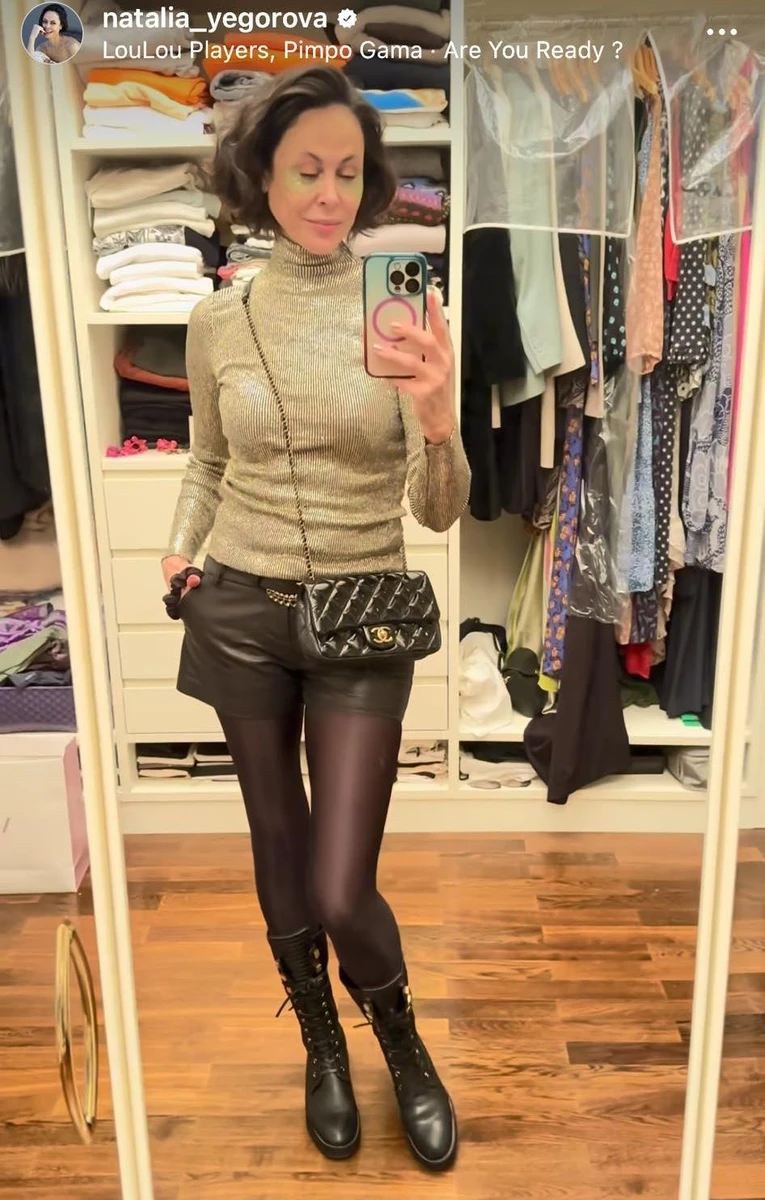 49-річна Єгорова посвітила стрункими ніжками та сумкою від Chanel 