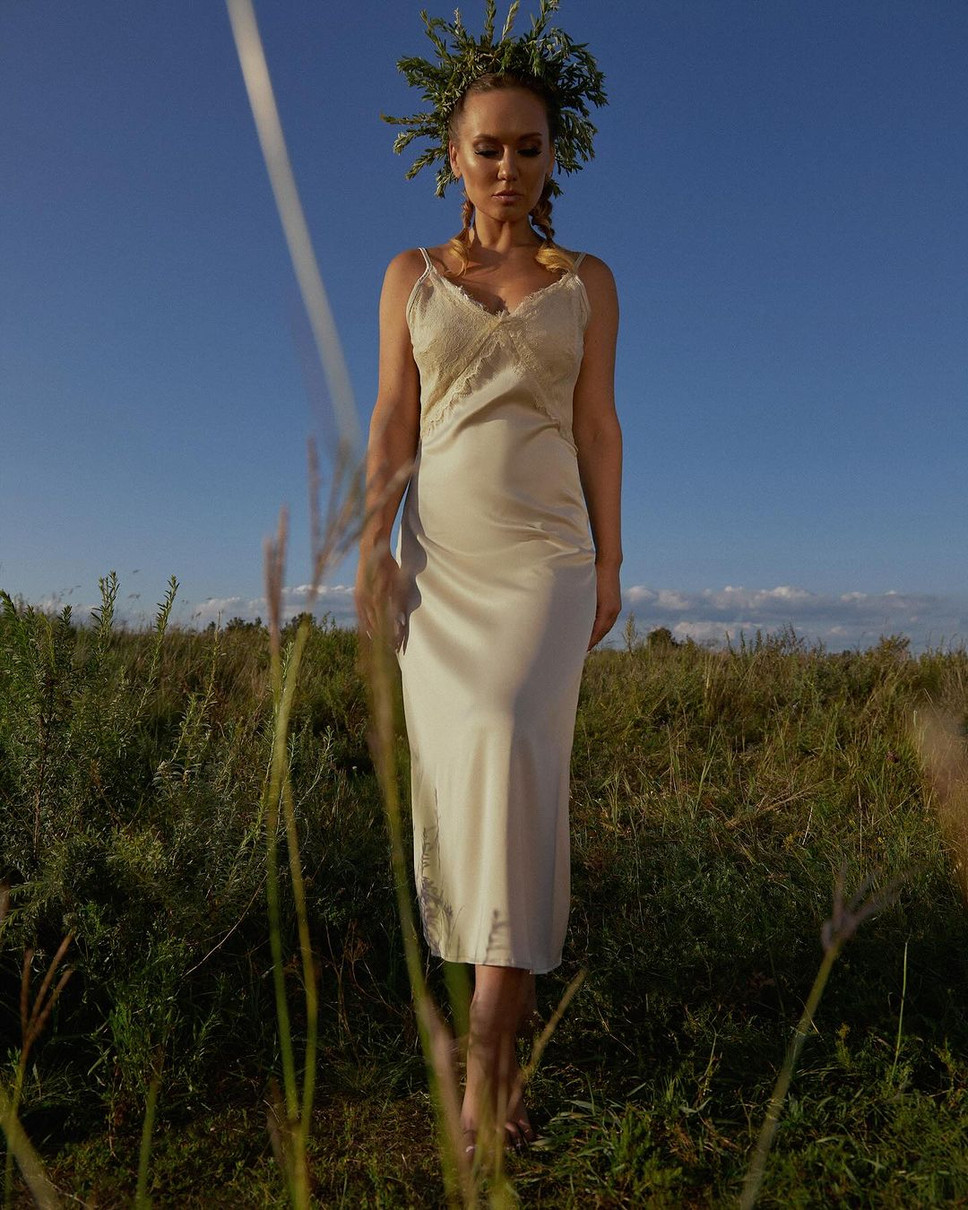 Сукню-сліп у ніжному кремовому кольорі обрала акторка Анна Саліванчук