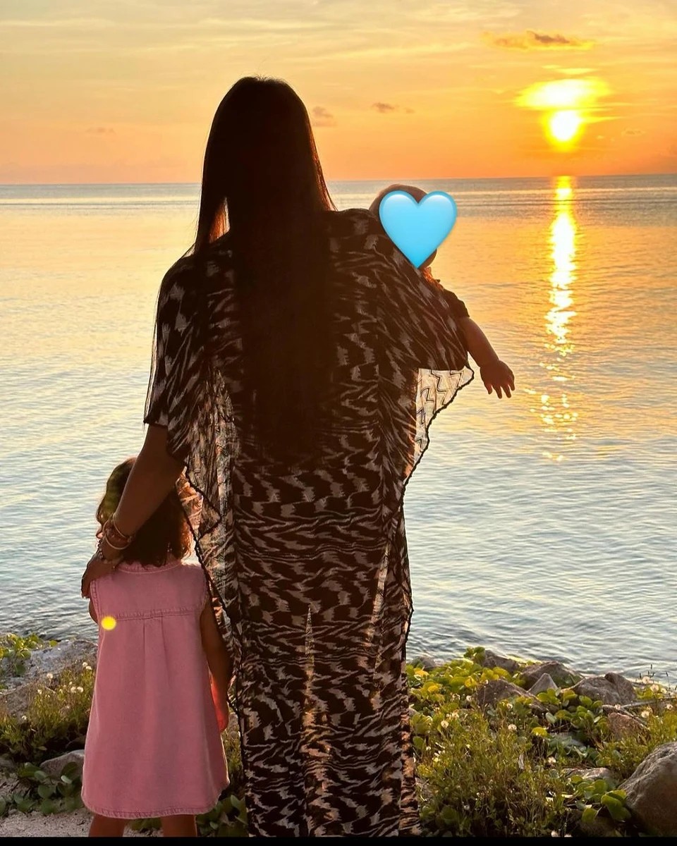 Супермодель прикриває обличчя маленького сина