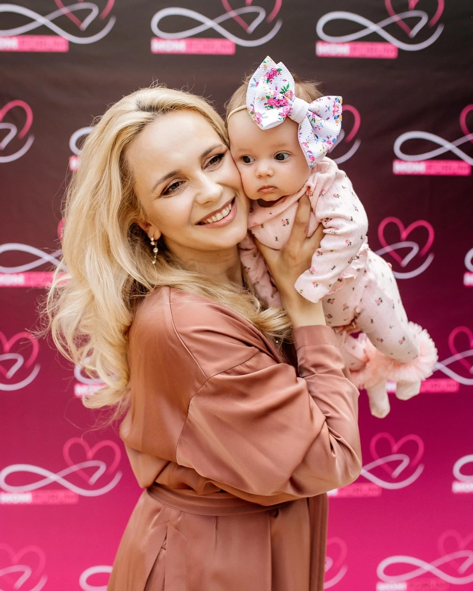 Телеведуча Лілія Ребрик з молодшою дочкою