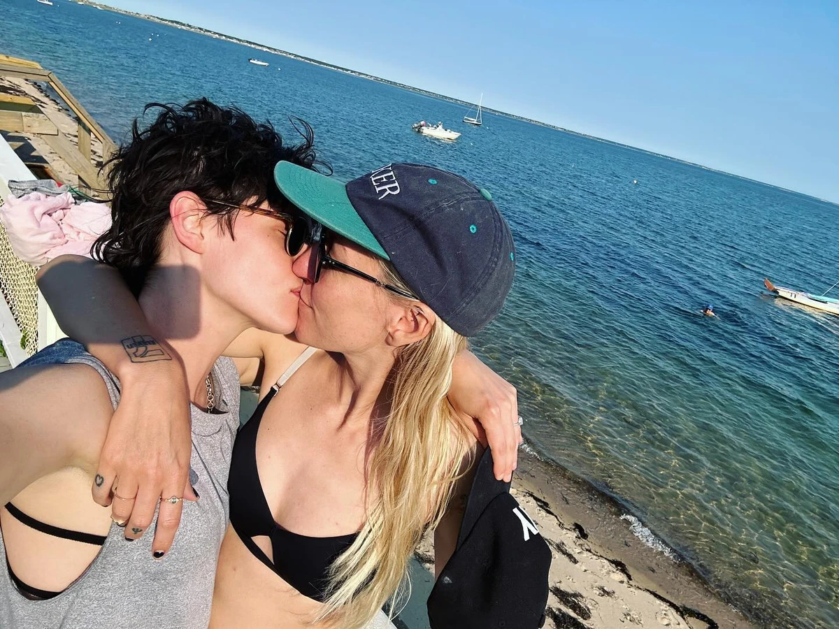 Зірка Сутінок Крістен Стюарт цілує дружину