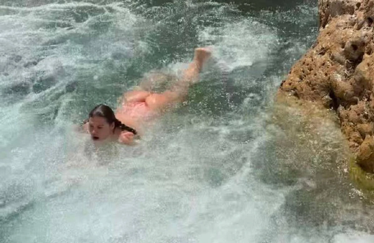 В арсеналі виконавиці більшає фото у спідньому і купальниках