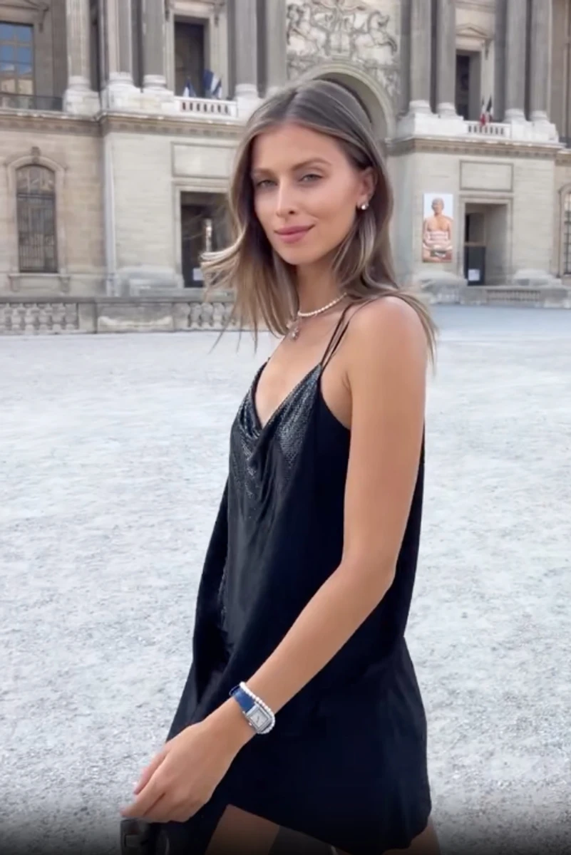 Онука Ротару у стильній короткій сукні попозувала у Франції