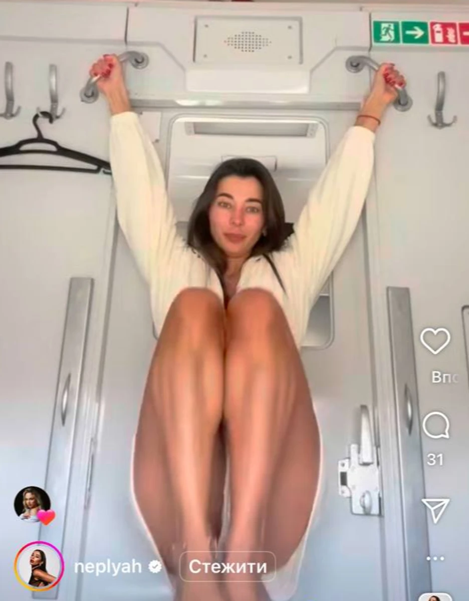 Анна Неплях показала розтяжку у купе