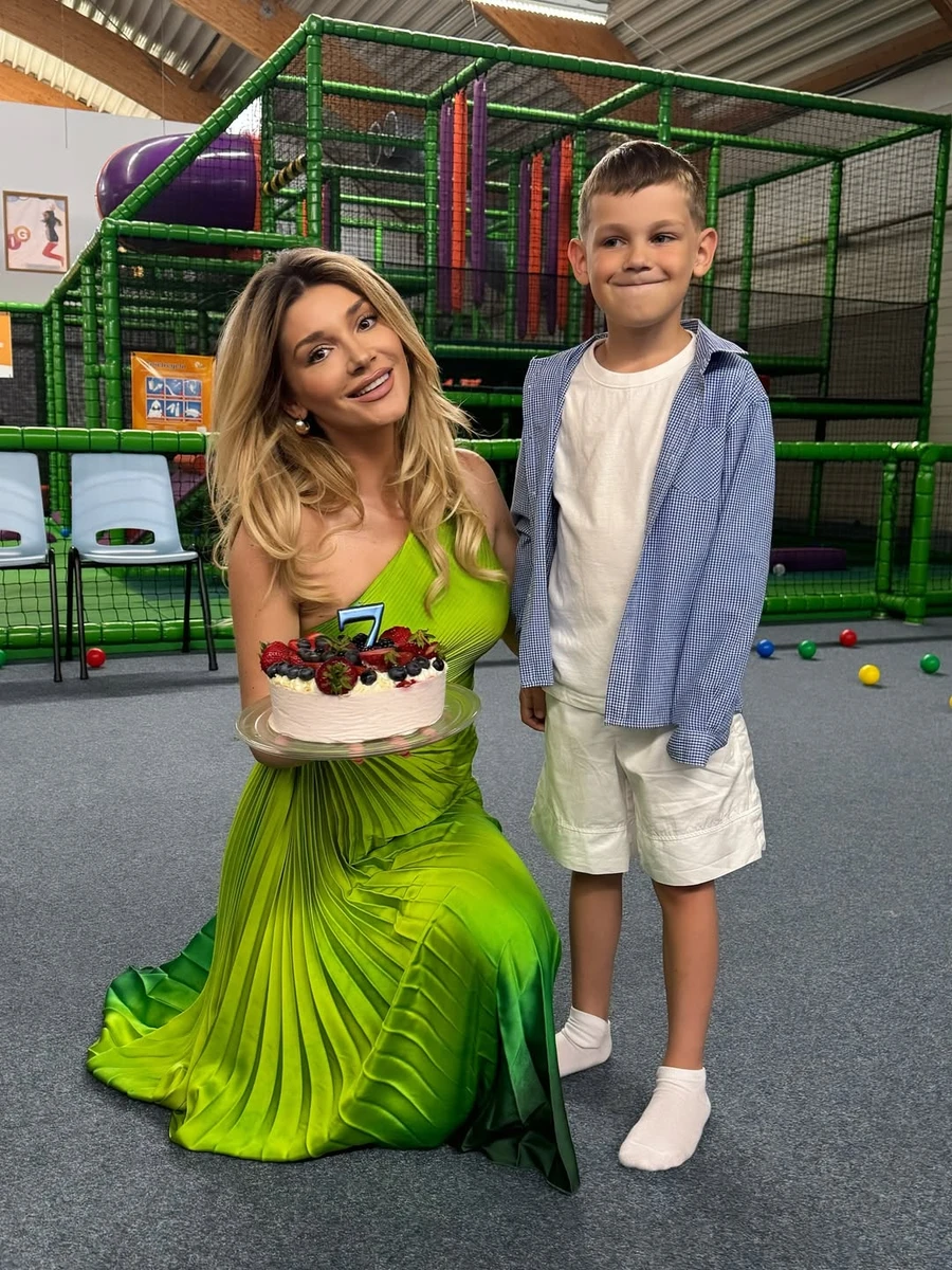 Міша Романова з сином на фото