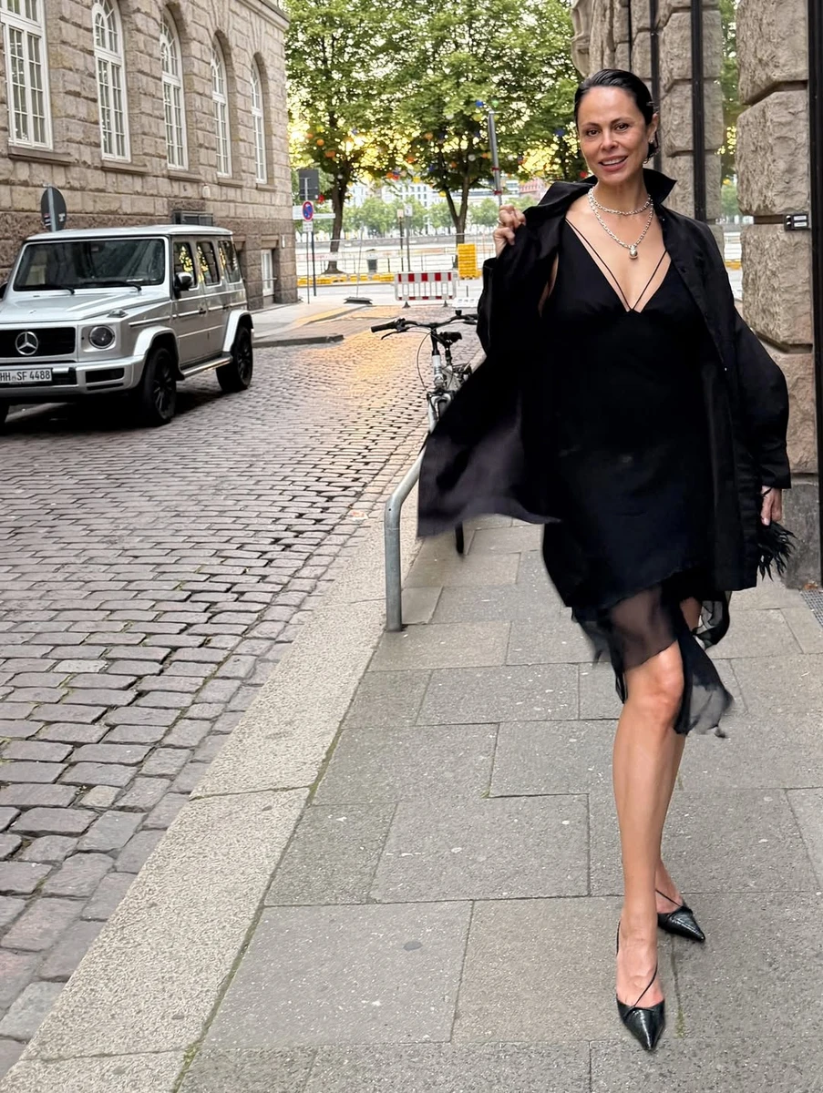 Ексдружина Кличка у короткій сукні ефектно попозувала просто неба