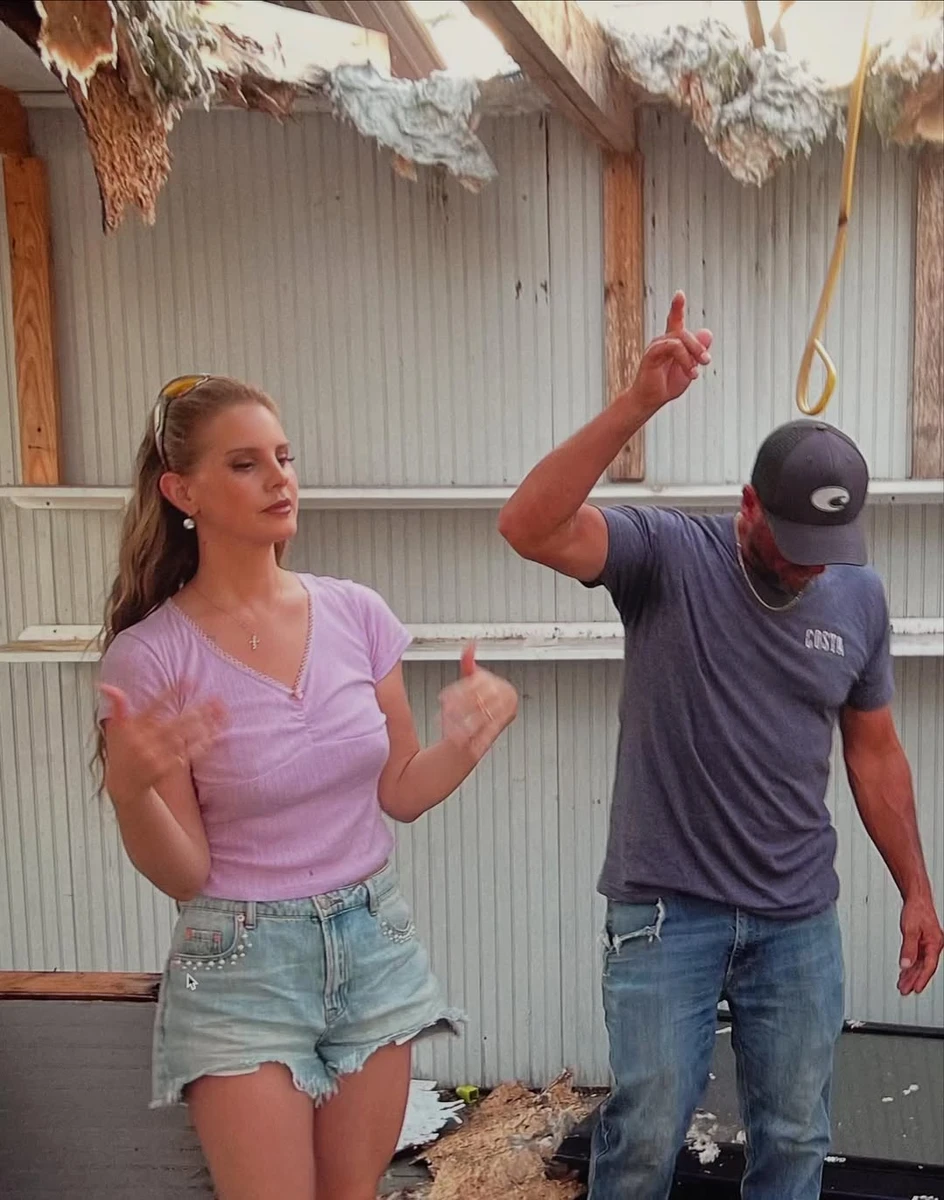 Лана Дель Рей на рідкісному фото потанцювала з чоловіком