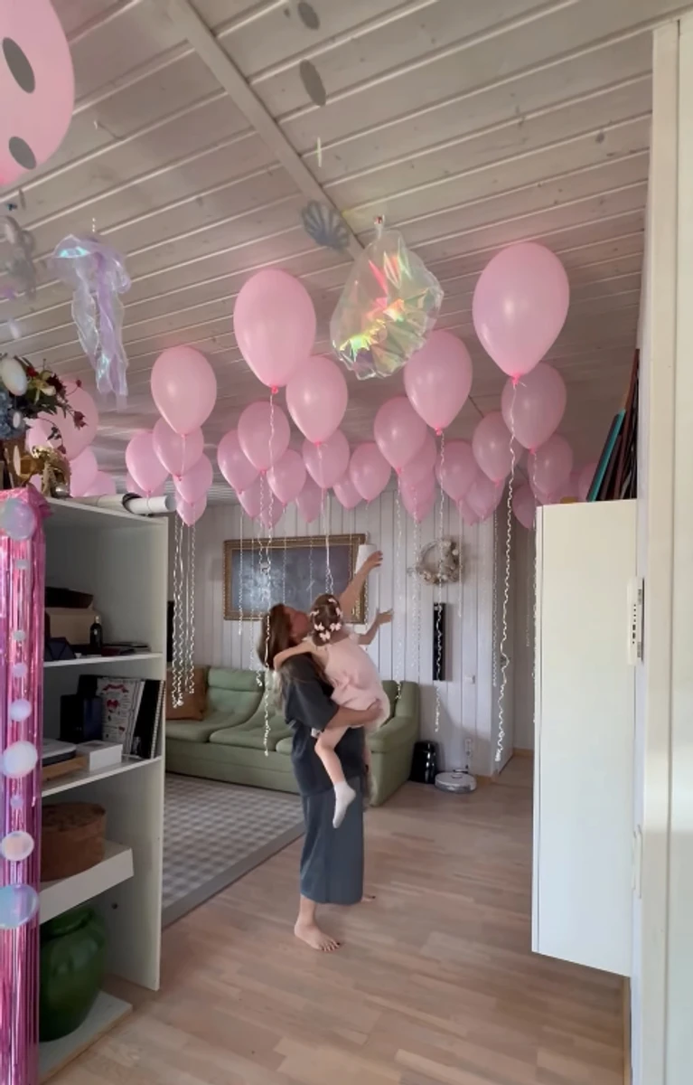 Наталія Могилевська з донечкою погралася кульками на своєму 50-річчі