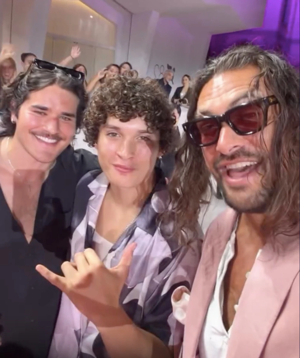 Джейсон Момоа у рожевому луці попозував з сином на хіднику