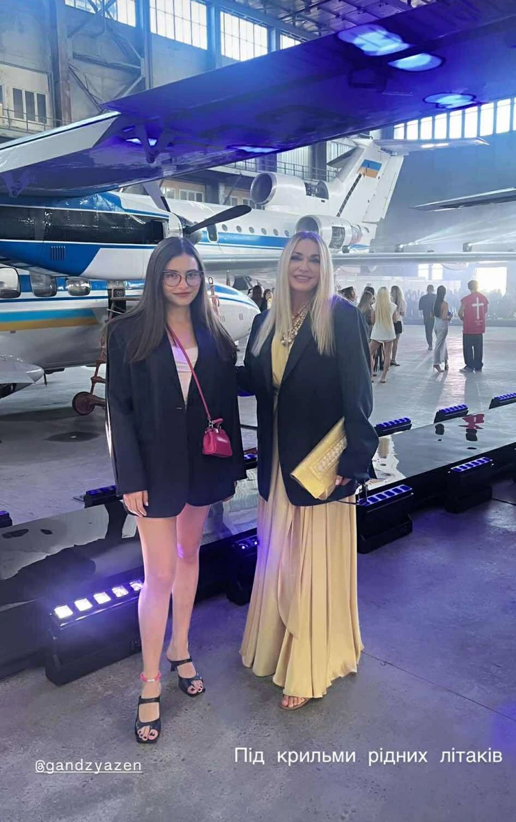 Ольга Сумська у максі попозувала з дочкою у міні на показі