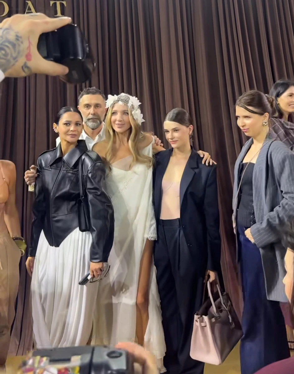 Дружина Остапчука у стильному луці попозувала з нареченою Катею Сільченко