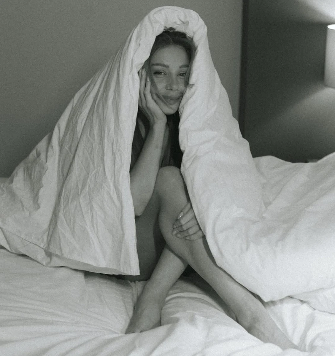 Тіна Кароль у боді попозувала у ковдрі на ліжку