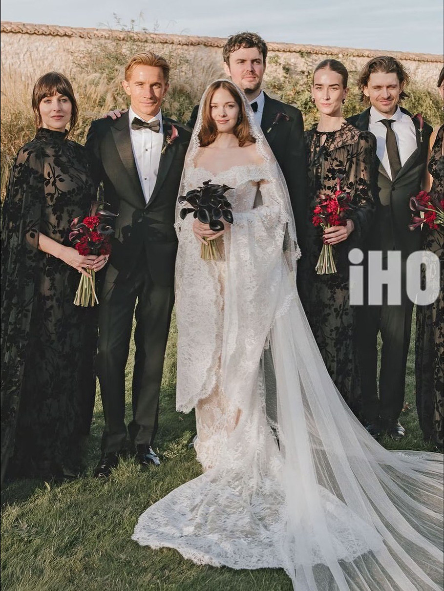 Донька Бандераса та Гріффіт похвалилася мереживною сукнею на своєму весіллі