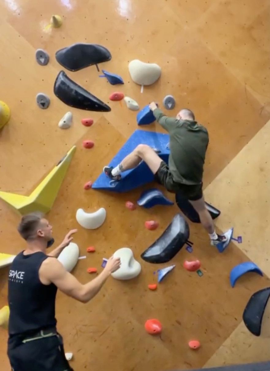 Надя Дорофєєва показала Мішу Кацуріна на скеледромі