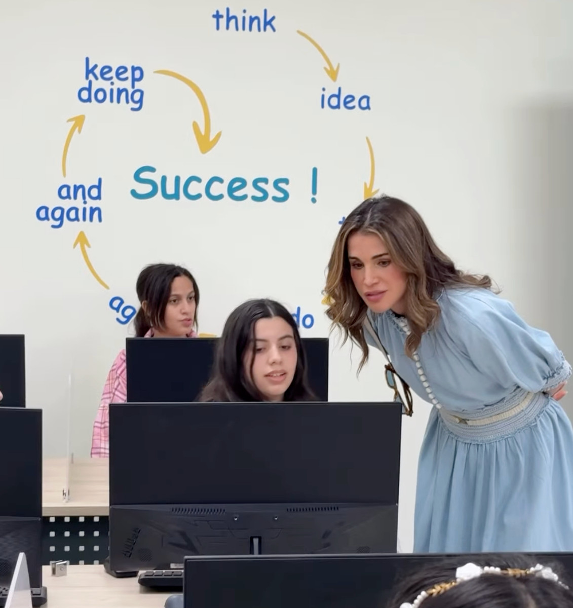 Королева Йорданії Ранія у ніжному аутфіті поспілкувалася зі школярами