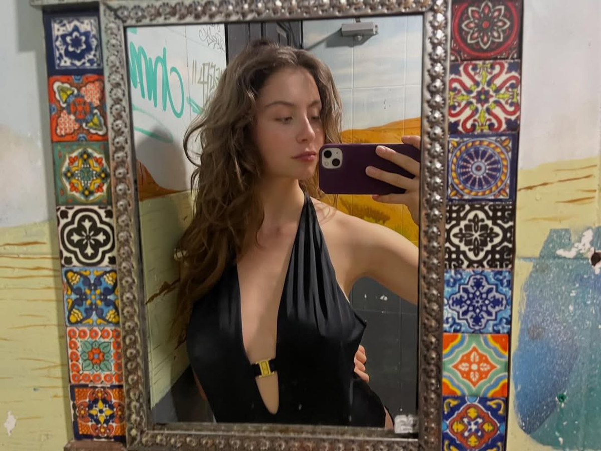 Дочка Дугласа і Зети-Джонс показалася в декольтованій майці