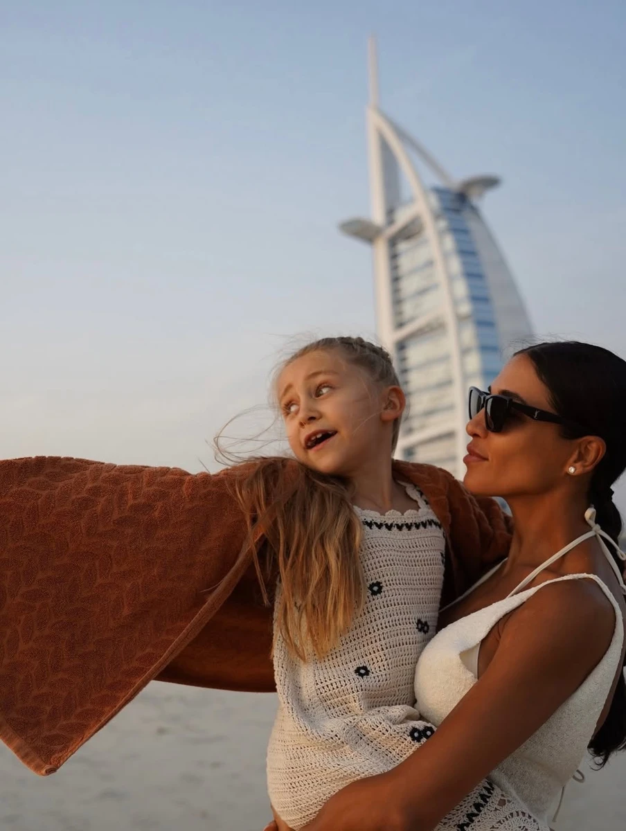 Санта Дімопулос з дочкою в Дубаї