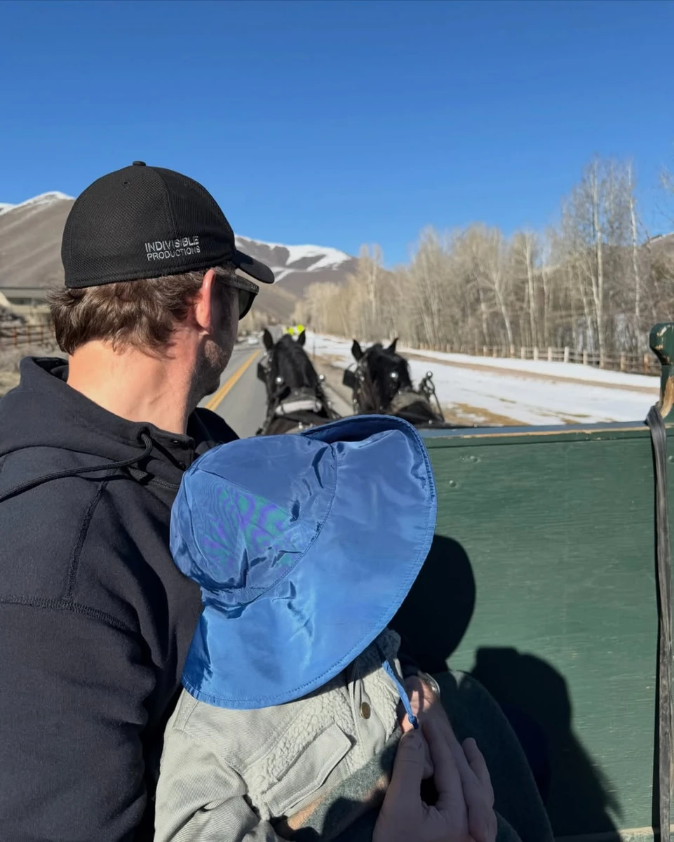 Онук Шварценеггера на руках тата показався в горах