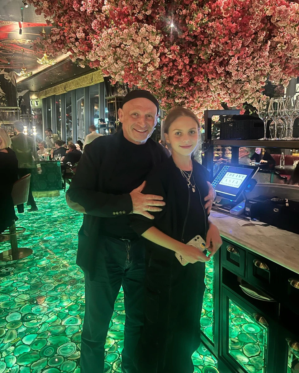 Співачка показала багато фотоспогадів, зокрема, Алісу із татом