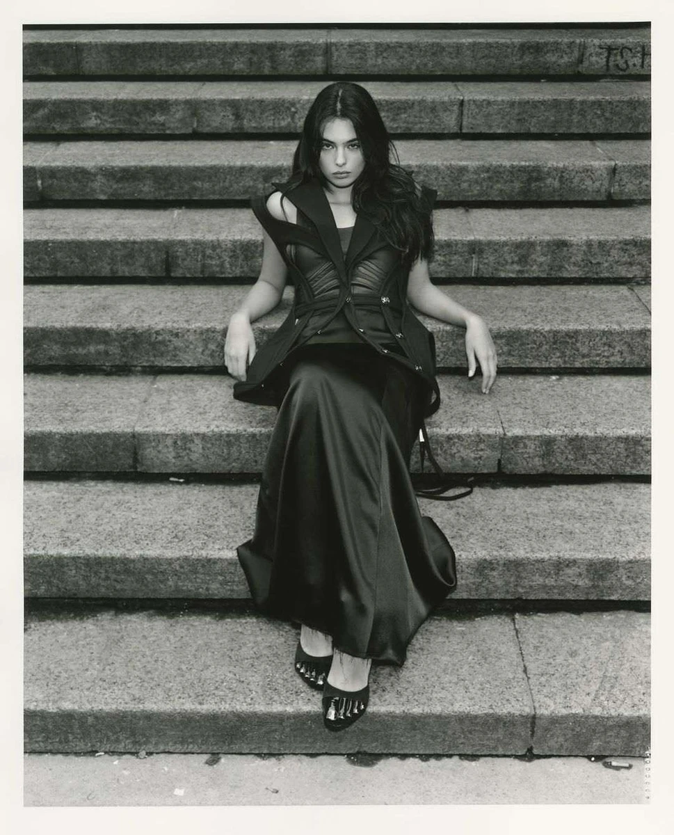 Зазвичай серйозна на фотосесіях Дева інколи дозволяє собі похуліганити