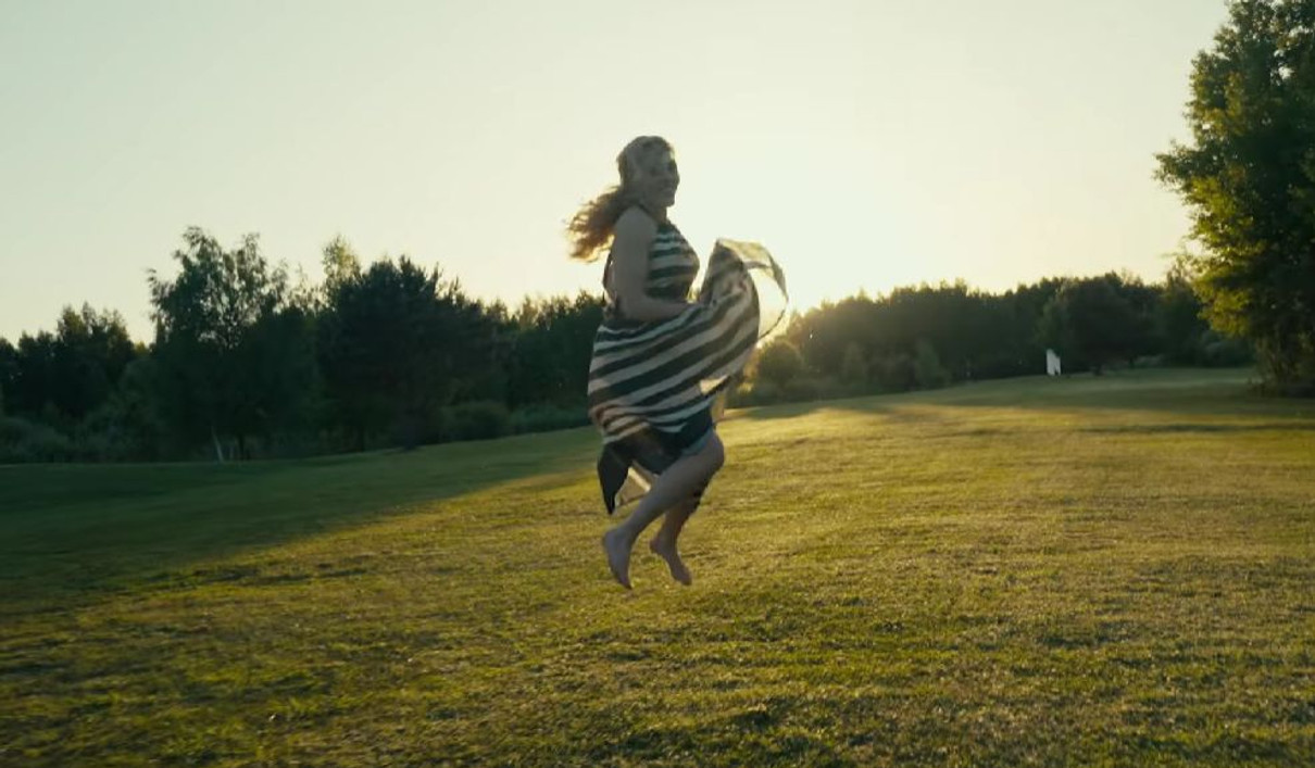 Олена Тополя стрибає на травичці